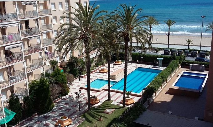 Cunit Appartement | Fantastique appartement en bord de mer avec 2 piscines et jardin
