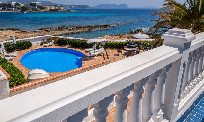 Es Canar Appartement | Fantastique appartement au bord de la mer avec climatisation, Wi-Fi, piscine et terrasse.