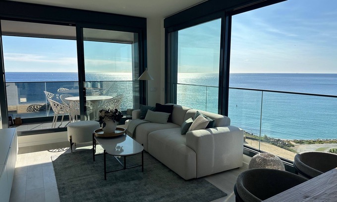 Badalona Appartement | Fantastic apartment right on the beach in Barcelona, with balcony and pool!