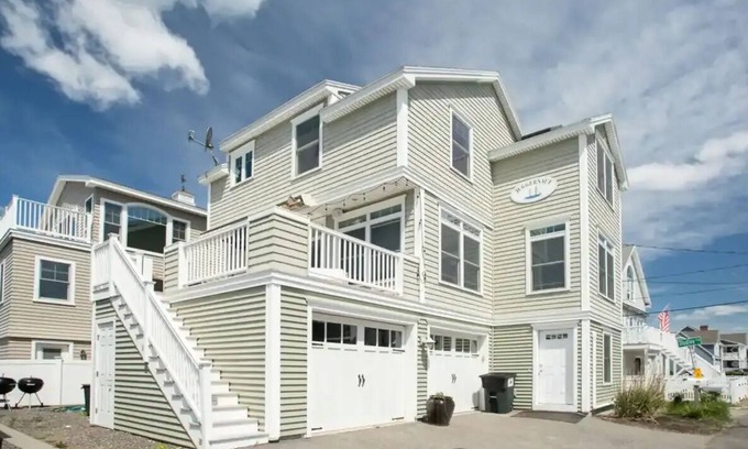 Wells Beach Maison | Fantastic Beach House! 4 bedroom across the Ocean.