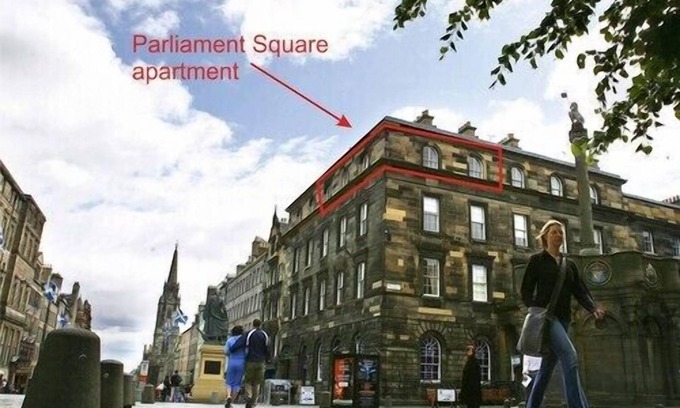 Old Town Appartement | Fantastic corner 2 bedroom property with astounding views of the famous historic Royal Mile.