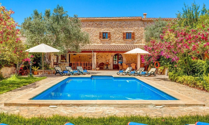 Buger Villa | Résidence de campagne fantastique avec piscine, jardin, terrasses, balcon et Wi-Fi ; Parking disponible, animaux acceptés