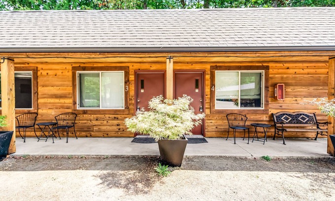 Quilcene Cabine | Fantastic dog-friendly retreat with 8 suites, fast WiFi & lush grounds