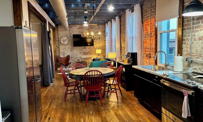 Hohenwald Appartement | Fantastic, Eclectic, 2nd Floor Urban Loft located center of downtown Hohenwald