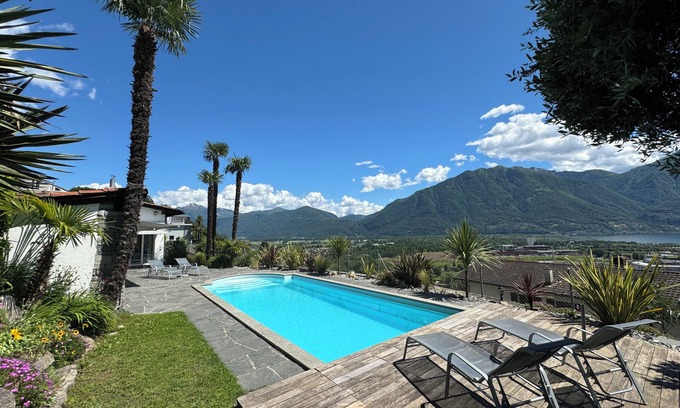 Gordola Maison | Fantastique maison de vacances avec piscine privée chauffée et vue sur le lac