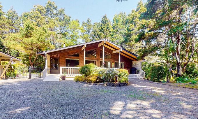 Florence Maison | Fantastic home near the coast with private hot tub & enclosed yard