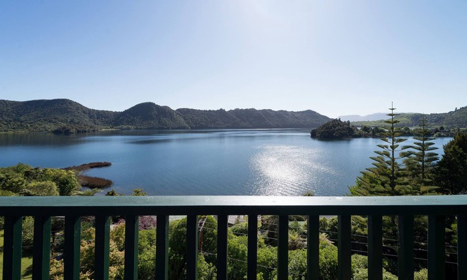 Lake Okareka Maison | Vues fantastiques sur le lac et les montagnes et piscine spa