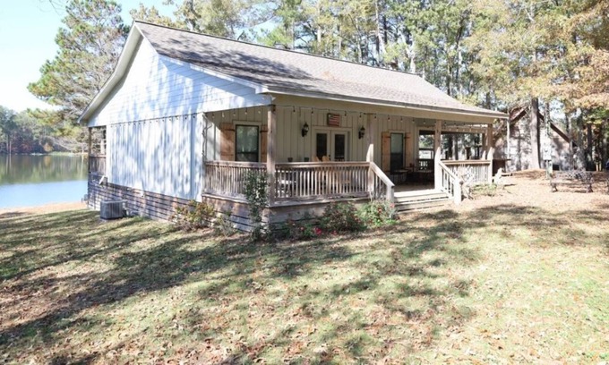 Mayhew Maison | Fantastic Lakehouse perfect for MSU ballgame weekend!