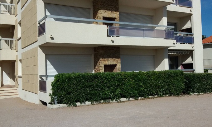 Saint-Cyr-sur-Mer Appartement | Emplacement exceptionnel - traversez la route et vous êtes sur le sable !