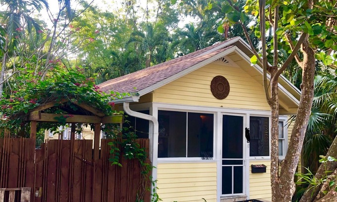 Riverside Park Maison | Fantastic location with huge tropical fenced yard