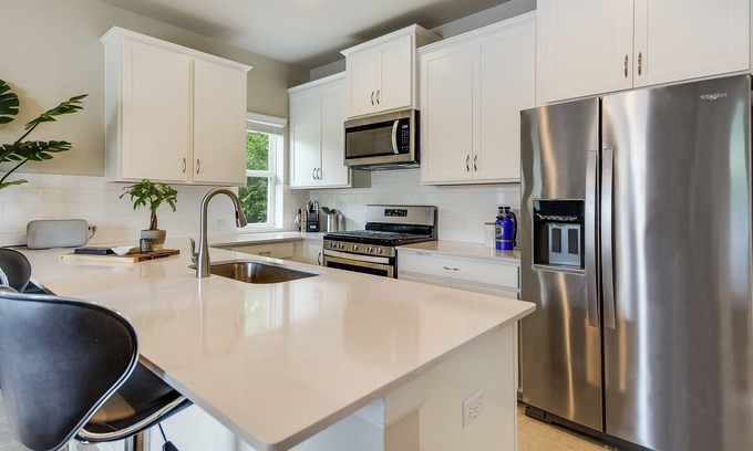 Crestview Appartement | Fantastic location! Pet Friendly! Walking distance to the train and restaurants