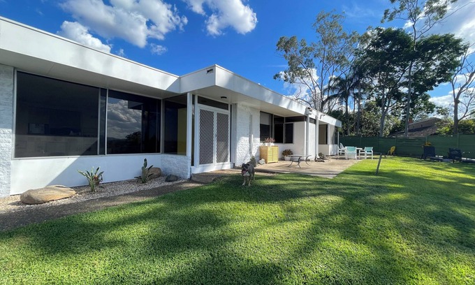 Mount Ommaney Maison | FANTASTIC MCM HOME OVERLOOKING MOUNT COOTHA AND BRISBANE CITY. PETS ALLOWED -