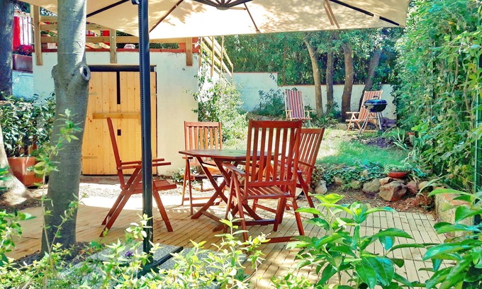 Quercianella Appartement | Vue fantastique, jardin privé, climatisation, WIFI gratuit.