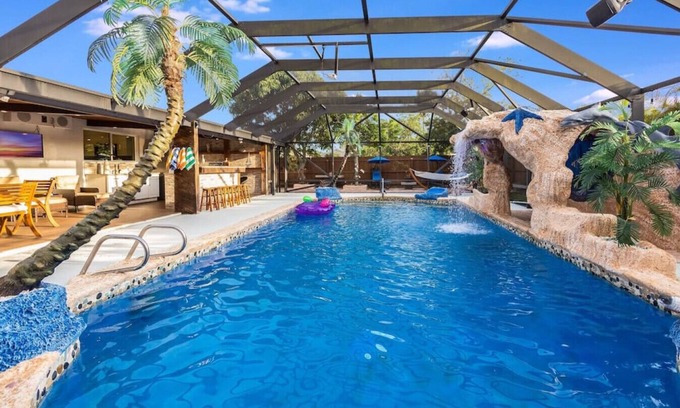 Lake Worth Corridor Villa | Fantasy Resort OMG Pool Waterfall Spa Gym Fast WiFi Hosted by Relaxtay