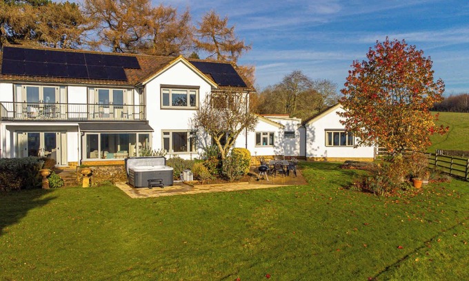 East Haddon Maison | Far Heath House with Hot Tub