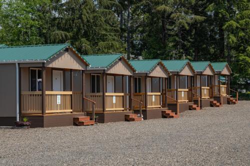 Forks Chalet De Ski | Far West Cabin-Tiny Homes Rental