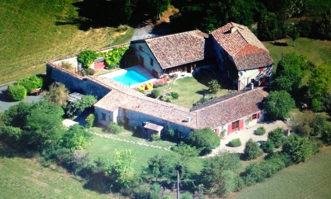 Monflanquin Lit Et Petit-Déjeuner | Super Ferme du 17 ième, 2 ailes de 8 pers, piscine, park., vue bastide 1,5 kms