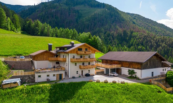 Funes Autre | "Planerhof Apartment Enzian" avec vue sur les montagnes, terrasse partagée & Wi-Fi