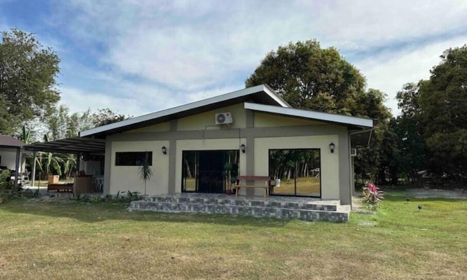 Botolan Autre | Farm Stay Along River. 15 mins away from the Beach with Fiber Optic, Netflix
