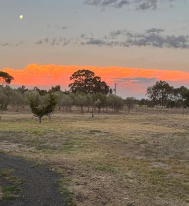 Diggers Rest Maison | Farm Stay, Feed Sheep & Relax