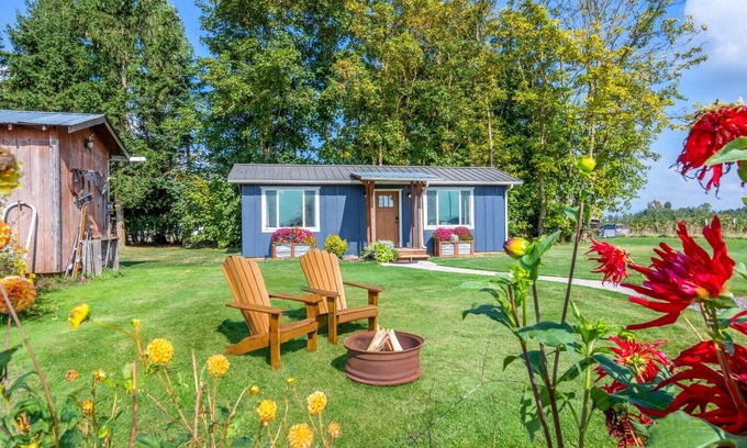 Lynden Maison | Brand New Cozy TINY Farmhouse ~ Peaceful and Quiet w / views