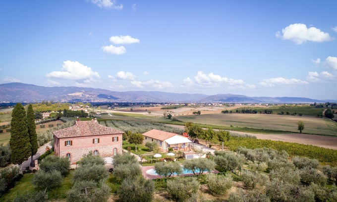 Cortona Maison | Leopoldina toscane classique entourée d'oliviers et de tournesols. Piscine privée