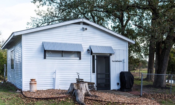 Round Top Autre | Farmhouse bed and bath with pool and hot tub
