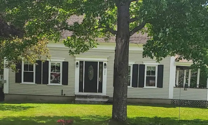 Raymond Maison | Farmhouse Chic in the ❤ of the Sebago Lakes Region