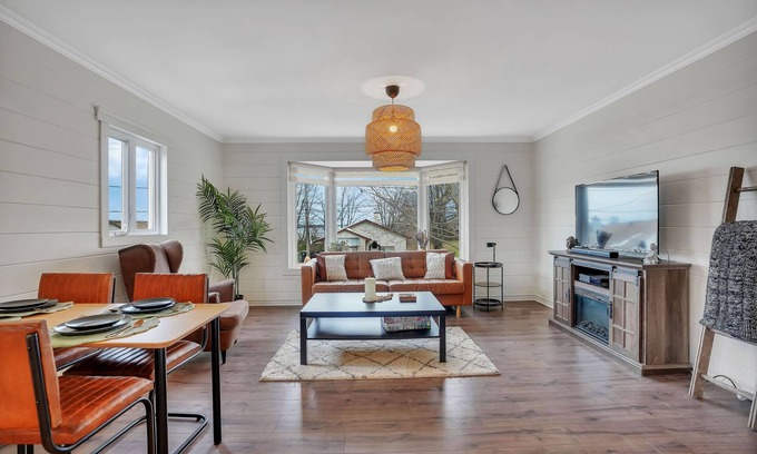 Ottawa Division Autre | Farmhouse Cottage Feel near the City