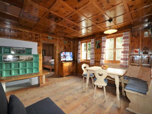 Tobadill Appartement | Farmhouse in Tobadill with Mountain Views