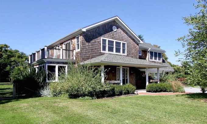 Shelter Island Maison | Ferme nichée au bord de prés, piscine, près des plages et situé au centre!