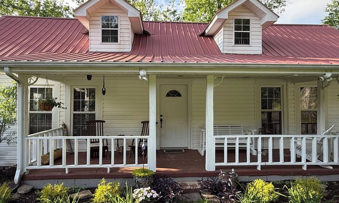 New Site Autre | Farmhouse on Rock Creek Farm in Belmont. Enjoy a treehouse & wade Rock Creek