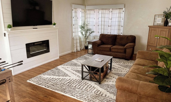 Thatcher Maison | Farmhouse Retreat with deck and fire pit, very family friendly & great location
