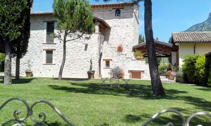 Precetto Appartement | Ferme avec piscine et bain à remous pour des vacances en Ombrie: "Wisteria House"