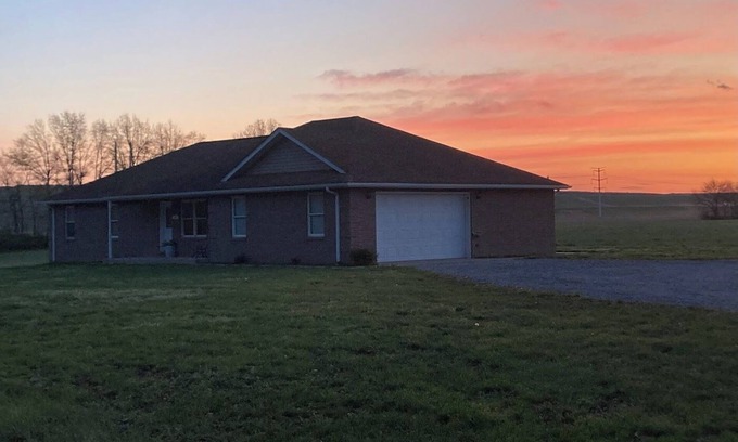 St. Clair County Maison | Farmstead home w/hot tub