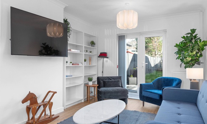 Severn Beach Maison | Fast Wi-Fi | Modern Amenities | IPTV | Alexa | Sleeps 8