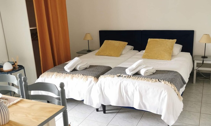 Chaille-les-Marais Appartement | FAUVETTE, Gîte 2 personnes avec Piscine chauffée, Marais Poitevin