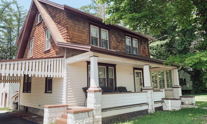 Williamsport Maison | Faxon Family Craftsman 3-bedroom house in Williamsport with AC, WiFi