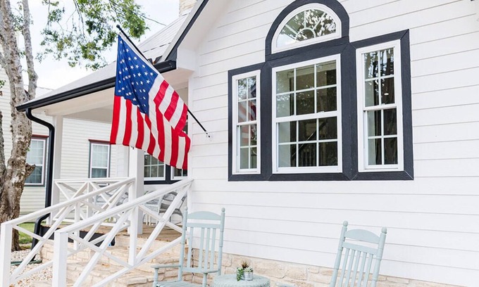 Fayetteville Autre | FAYETTEVILLE FARMHOUSE near ROUND TOP a block from the square and restaurants