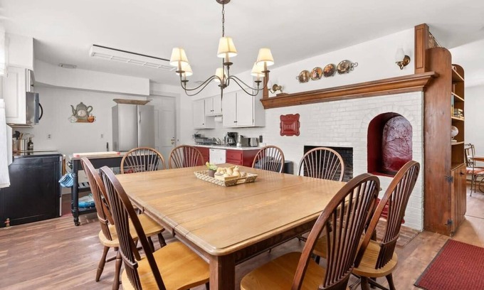 Epping Appartement | Federal on Exeter Circa 1805 Sleeps 8