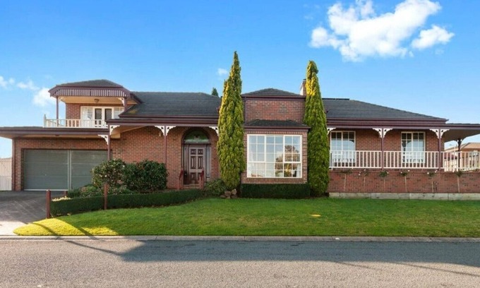 Lakes Entrance Maison | ‘Federation Style’ 4 bedroom House with Ocean View