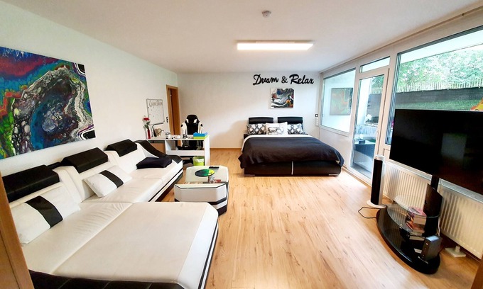 Landstuhl Appartement | Feel at home in my modern art studio apartment!