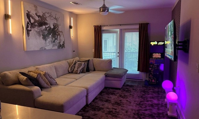 Sandy Springs Appartement | Feel at home in our 2 Bed 2 Bathroom, pool view, game room, palace in Atlanta.