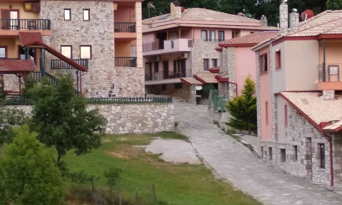 Krionerion Maison | Sentez-vous comme local "Au Village Oreiades et profitez de votre séjour.