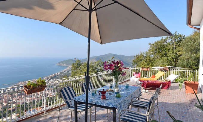 Castellabate Historic Centre Appartement | Felice 1 with private terrace and sea view
