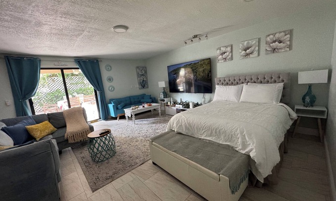 BallenIsles Appartement | Fenced Studio with private parking ,access to patio and backyard .