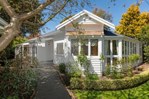 Merivale Maison | Fendalton Villa - Christchurch Holiday Home