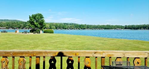 Carnforth Cabine | Fenna Lakeside Lodge - Pine Lake Resort