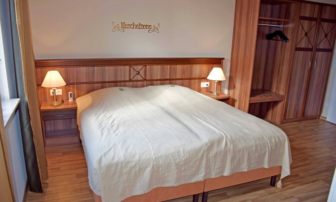 Rugen Island Appartement | Ferienappartement Abendrot mit Balkon und Kamin - Gutshaus-appartem. mit Kamin, Außenpool und tlw