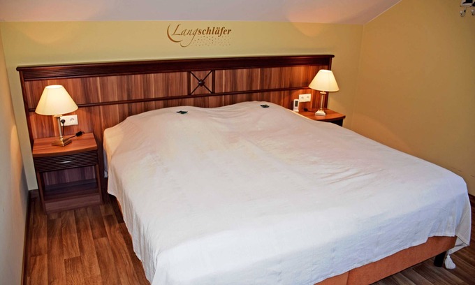 Rugen Island Appartement | Ferienappartement Sonnenstrahl avec sauna et balcon - appartements de manoir avec cheminée, sauna et